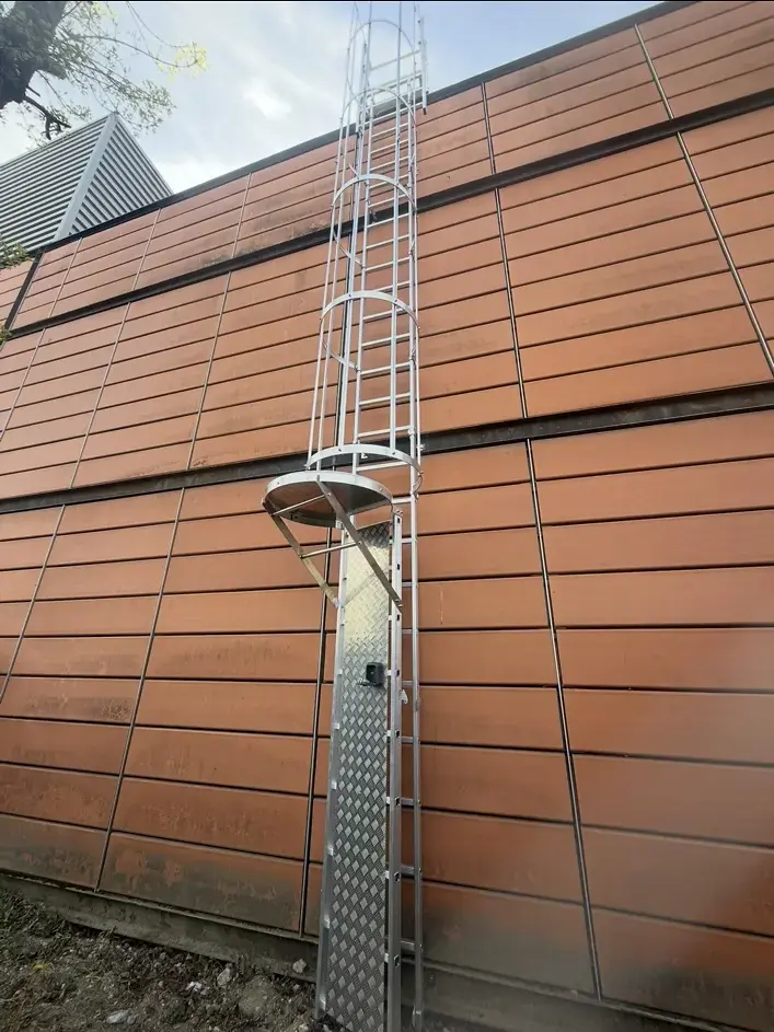 Échelle à crinoline installée sur la façade