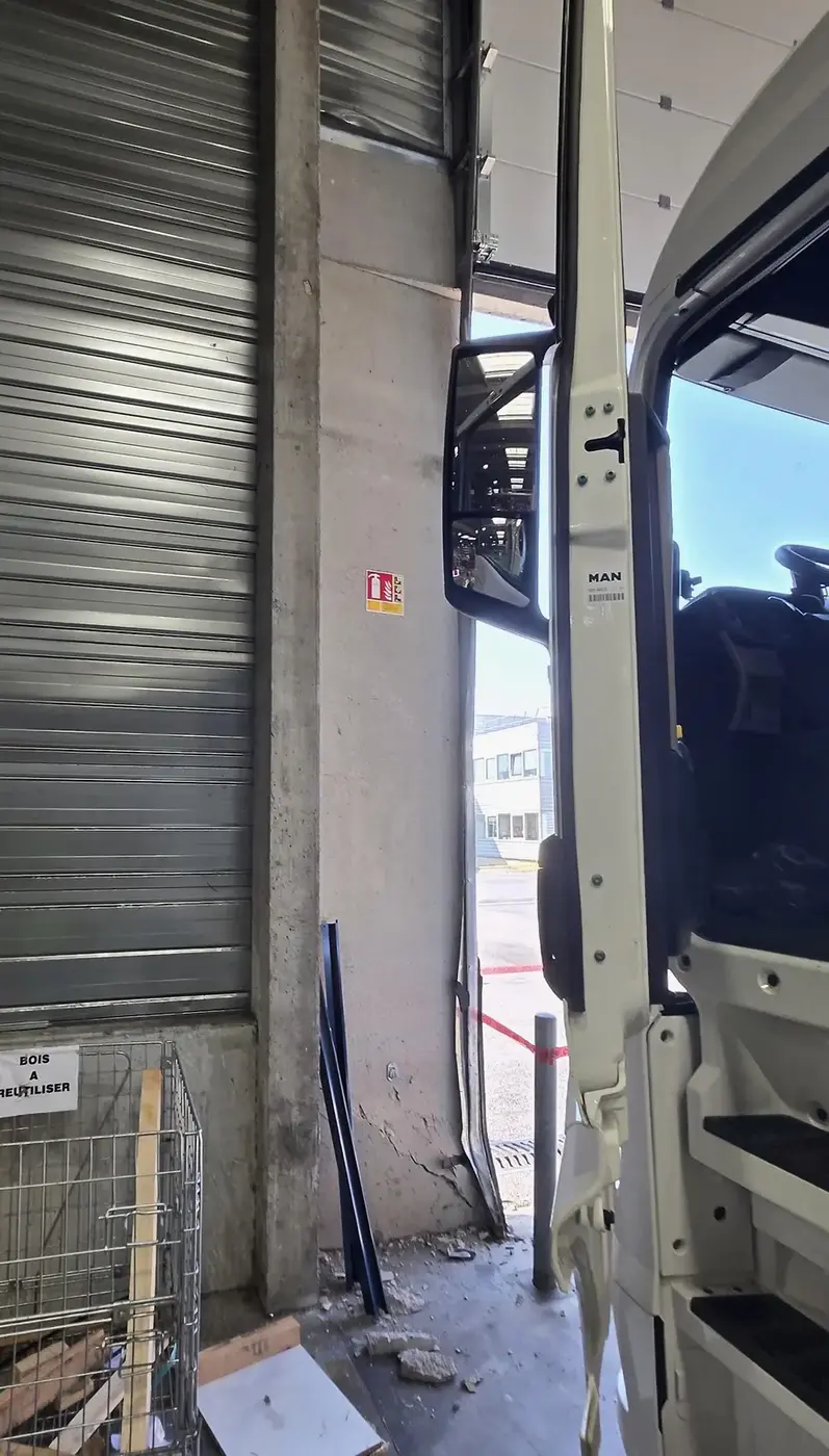 Poteau industriel endommagé après le choc d'un poids lourd